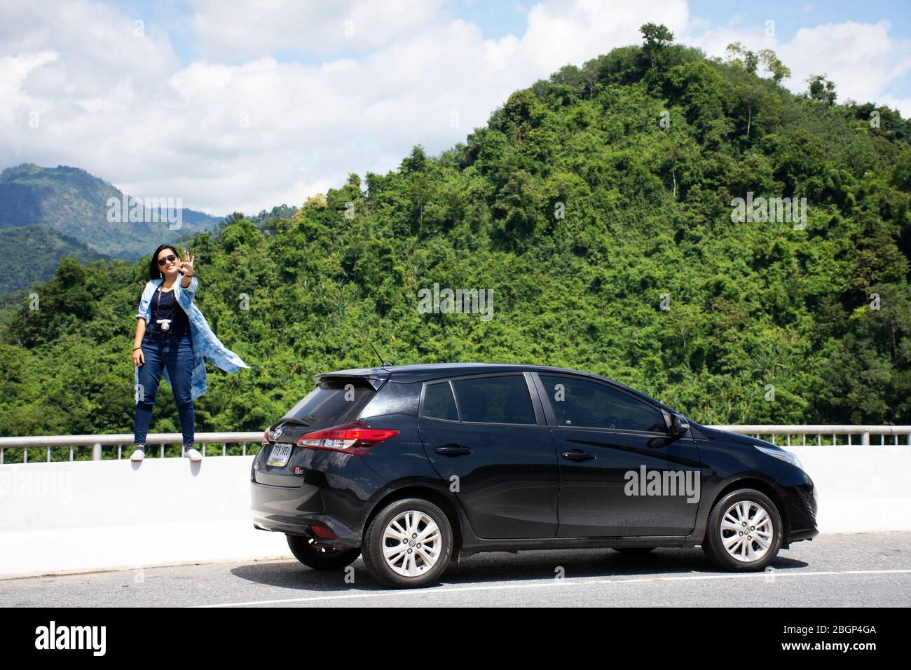 YALA, THAÏLANDE - 17 août : les voyageurs thaïlandais Voyage visite de visite du barrage Pattani et poser avec Eco car sur le pont routier traversant le réservoir Bang Lang à Banque D'Images