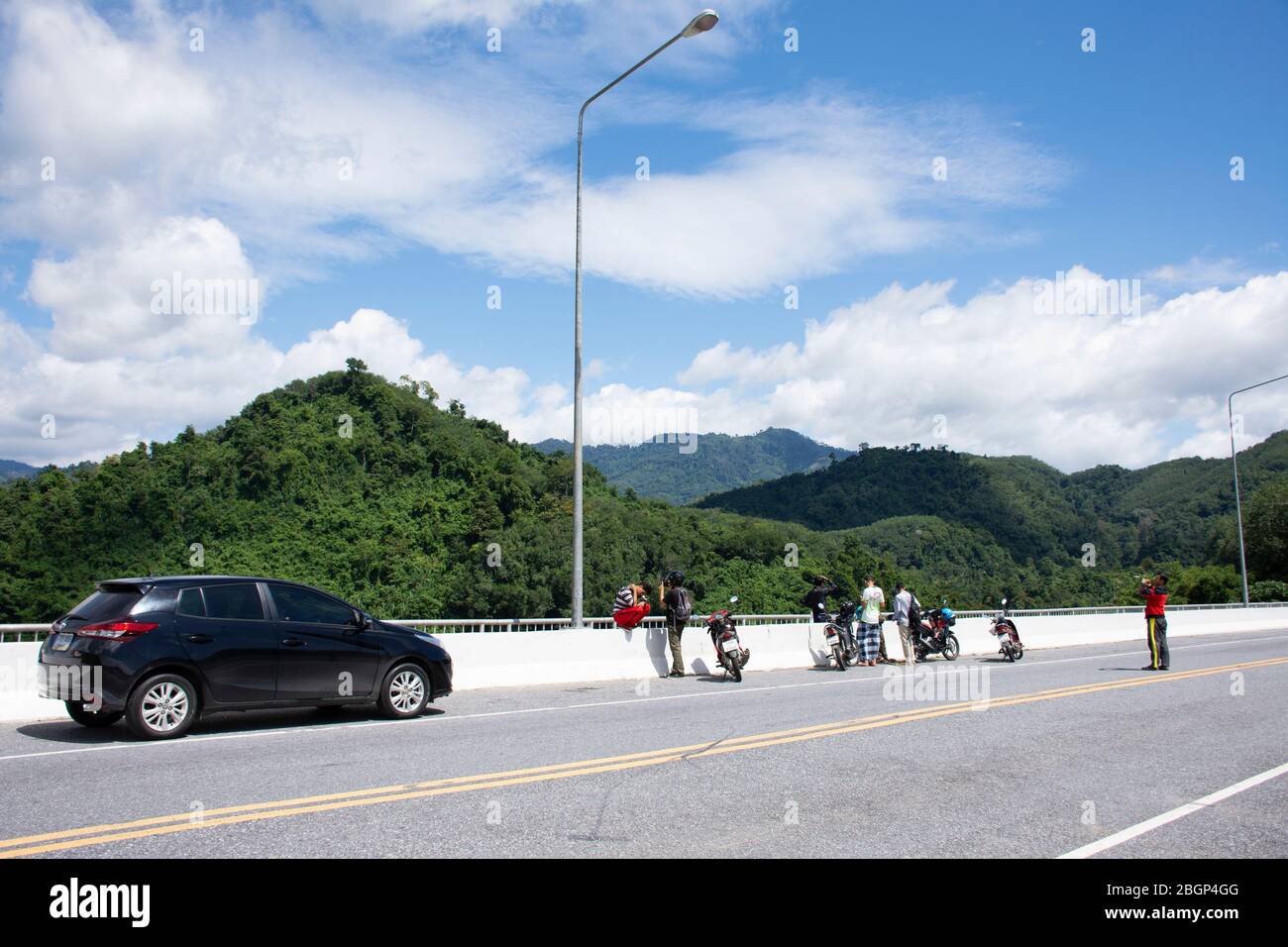 YALA, THAÏLANDE - 16 août : les voyageurs thaïlandais arrêtent le véhicule sur le pont routier traversant le réservoir Bang Lang pour visiter le barrage Pattani à Ba Banque D'Images