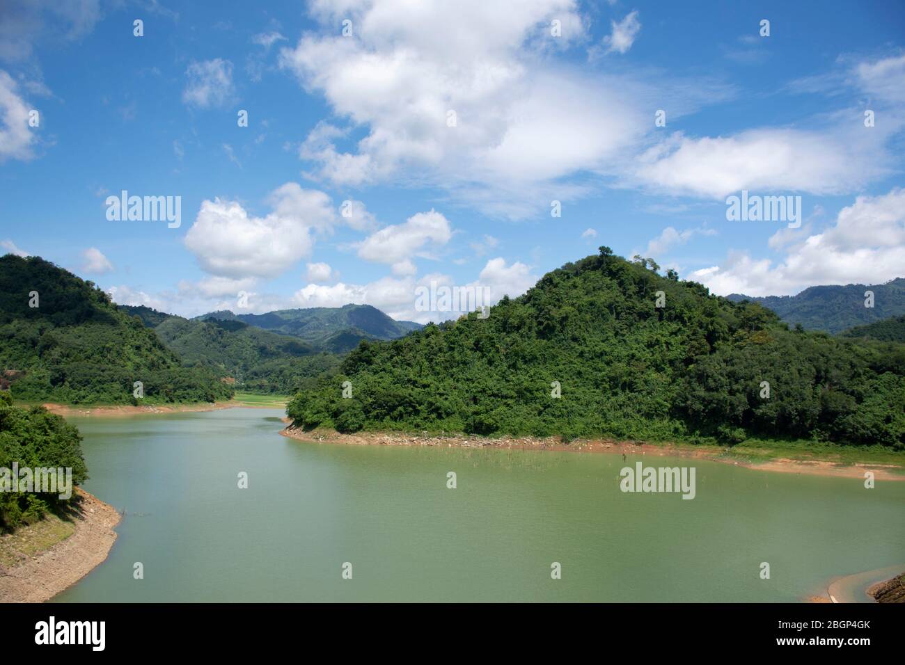 Vue sur le paysage du réservoir Bang Lang et du barrage Pattani avec montagne et forêt dans le district de Bannang SATA, dans la province de Yala, Thaïlande Banque D'Images