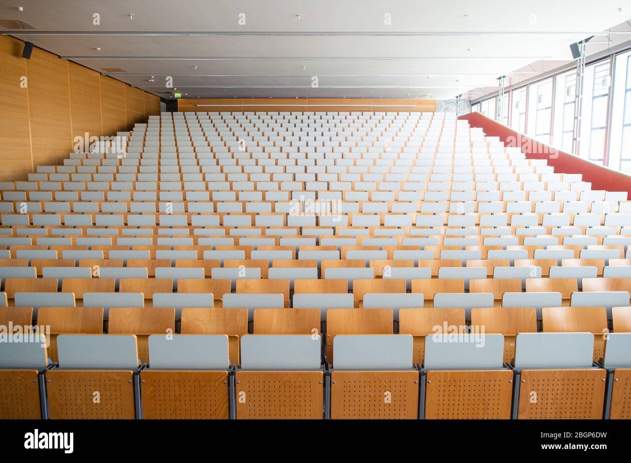 Magdeburg, Allemagne. 22 avril 2020. Une salle de conférence abandonnée de l'Université Otto-von-Guericke. En raison de la propagation du coronavirus, les élèves ne sont pas autorisés à assister à des séances en classe. Par conséquent, les leçons sont maintenant enregistrées sous forme de vidéo et publiées sur Internet. La plupart du semestre d'été 2020 sera en ligne. Les conférences de présence dans les laboratoires ou les cours pratiques ne sont pas encore autorisées avant le 4 mai au plus tôt, mais elles sont ensuite liées aux exigences de distance et d'hygiène. Crédit: Klaus-Dietmar Gabbert/dpa-Zentralbild/dpa/Alay Live News Banque D'Images