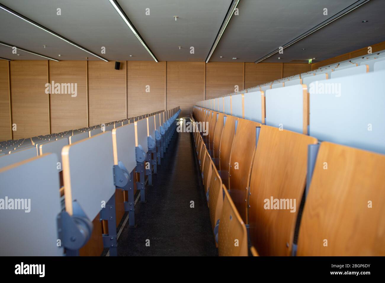 Magdeburg, Allemagne. 22 avril 2020. Une salle de conférence abandonnée de l'Université Otto-von-Guericke. En raison de la propagation du coronavirus, les élèves ne sont pas autorisés à assister à des séances en classe. Par conséquent, les leçons sont maintenant enregistrées sous forme de vidéo et publiées sur Internet. La plupart du semestre d'été 2020 sera en ligne. Les conférences de présence dans les laboratoires ou les cours pratiques ne sont pas encore autorisées avant le 4 mai au plus tôt, mais elles sont ensuite liées aux exigences de distance et d'hygiène. Crédit: Klaus-Dietmar Gabbert/dpa-Zentralbild/dpa/Alay Live News Banque D'Images