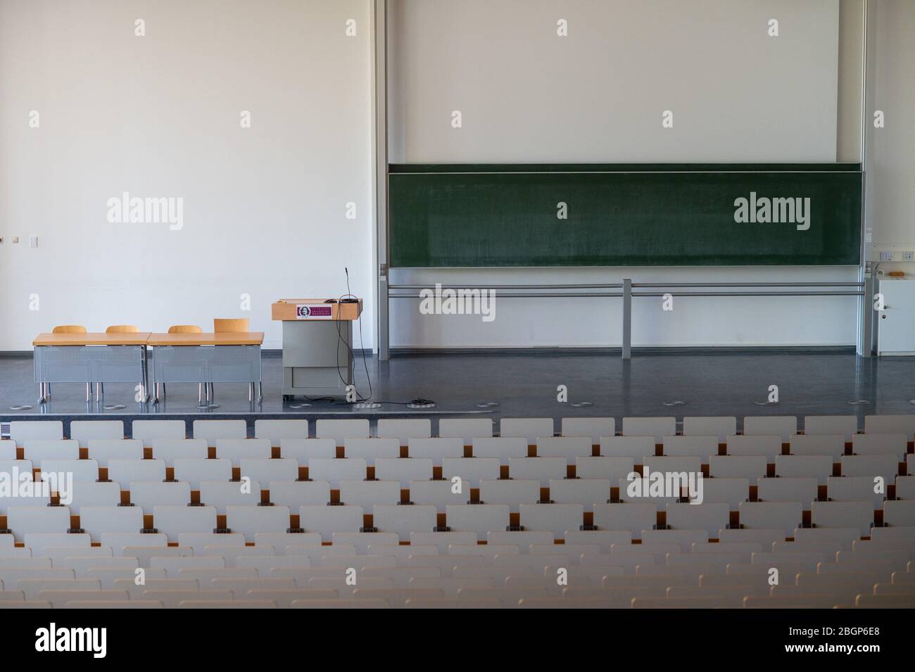 Magdeburg, Allemagne. 22 avril 2020. Une salle de conférence abandonnée de l'Université Otto-von-Guericke. En raison de la propagation du coronavirus, les élèves ne sont pas autorisés à assister à des séances en classe. Par conséquent, les leçons sont maintenant enregistrées sous forme de vidéo et publiées sur Internet. La plupart du semestre d'été 2020 sera en ligne. Les conférences de présence dans les laboratoires ou les cours pratiques ne sont pas encore autorisées avant le 4 mai au plus tôt, mais elles sont ensuite liées aux exigences de distance et d'hygiène. Crédit: Klaus-Dietmar Gabbert/dpa-Zentralbild/dpa/Alay Live News Banque D'Images