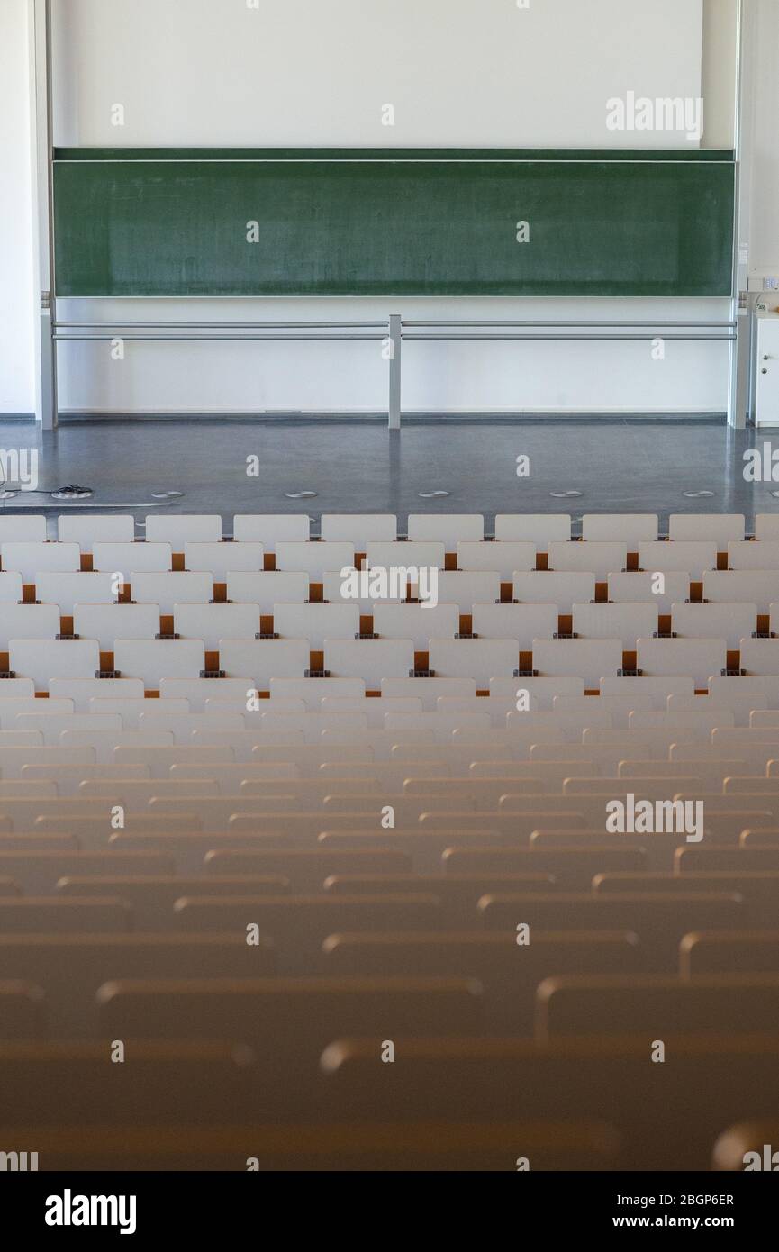 Magdeburg, Allemagne. 22 avril 2020. Une salle de conférence abandonnée de l'Université Otto-von-Guericke. En raison de la propagation du coronavirus, les élèves ne sont pas autorisés à assister à des séances en classe. Par conséquent, les leçons sont maintenant enregistrées sous forme de vidéo et publiées sur Internet. La plupart du semestre d'été 2020 sera en ligne. Les conférences de présence dans les laboratoires ou les cours pratiques ne sont pas encore autorisées avant le 4 mai au plus tôt, mais elles sont ensuite liées aux exigences de distance et d'hygiène. Crédit: Klaus-Dietmar Gabbert/dpa-Zentralbild/dpa/Alay Live News Banque D'Images