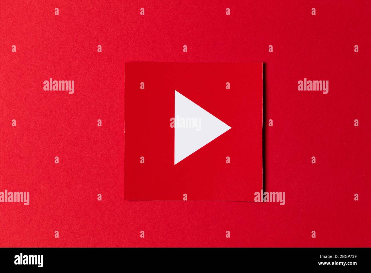 OXFORD, Royaume-Uni - 13 JANVIER 2017 : logo du service vidéo YouTube imprimé sur papier Banque D'Images