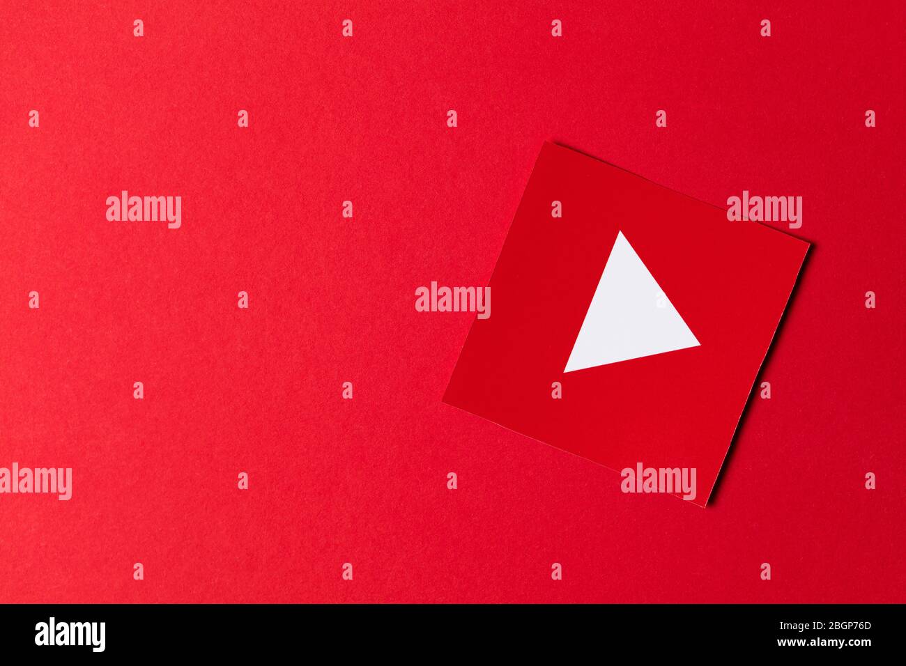 OXFORD, Royaume-Uni - 13 JANVIER 2017 : logo du service vidéo YouTube imprimé sur papier Banque D'Images