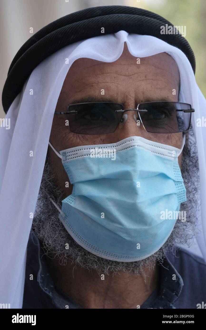 Sheikh Jamal Al-Obra portant un masque de protection en raison de la pandémie du coronavirus COVID-19 dans la ville bédouine de Rahat, en Israël Banque D'Images