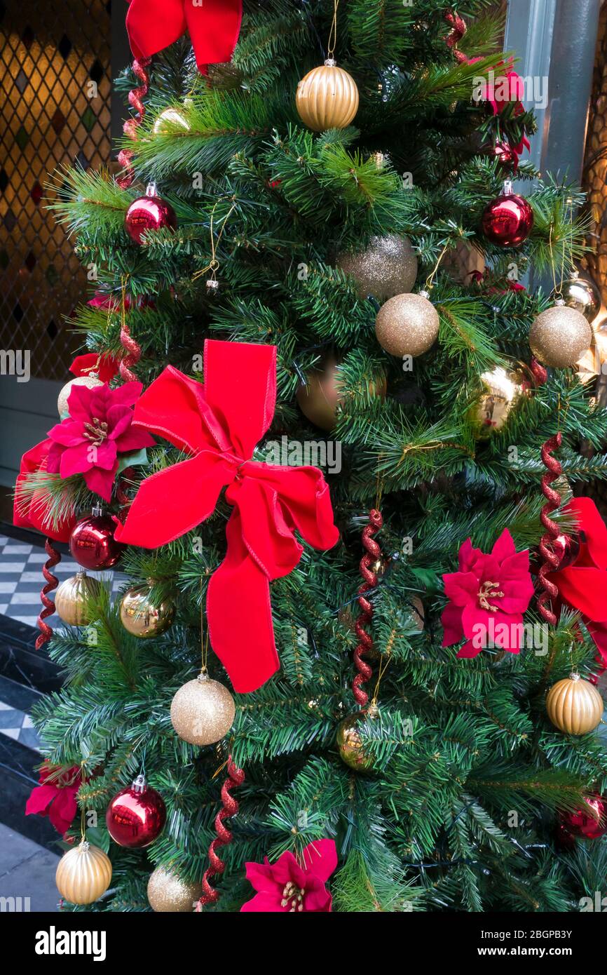 Arbre de Noël à la décoration colorée dans la rue. Banque D'Images