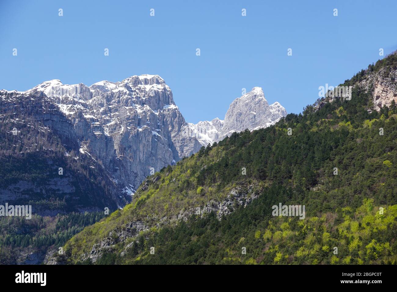 Le lac Molveno est un bel endroit magique dans les Alpes italiennes Banque D'Images