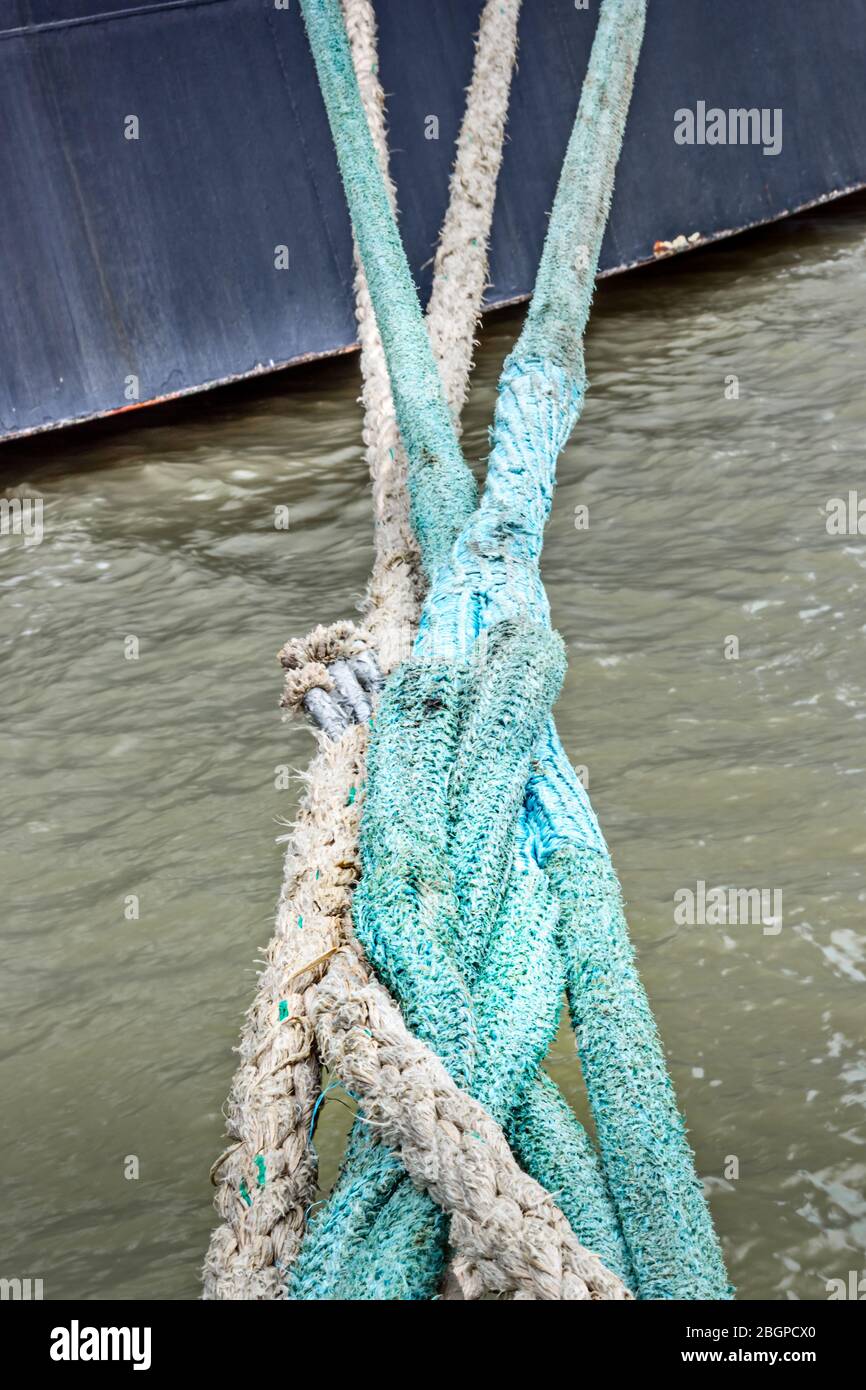 Cordes d'amarrage turquoise et blanc liées comme une tresse Banque D'Images