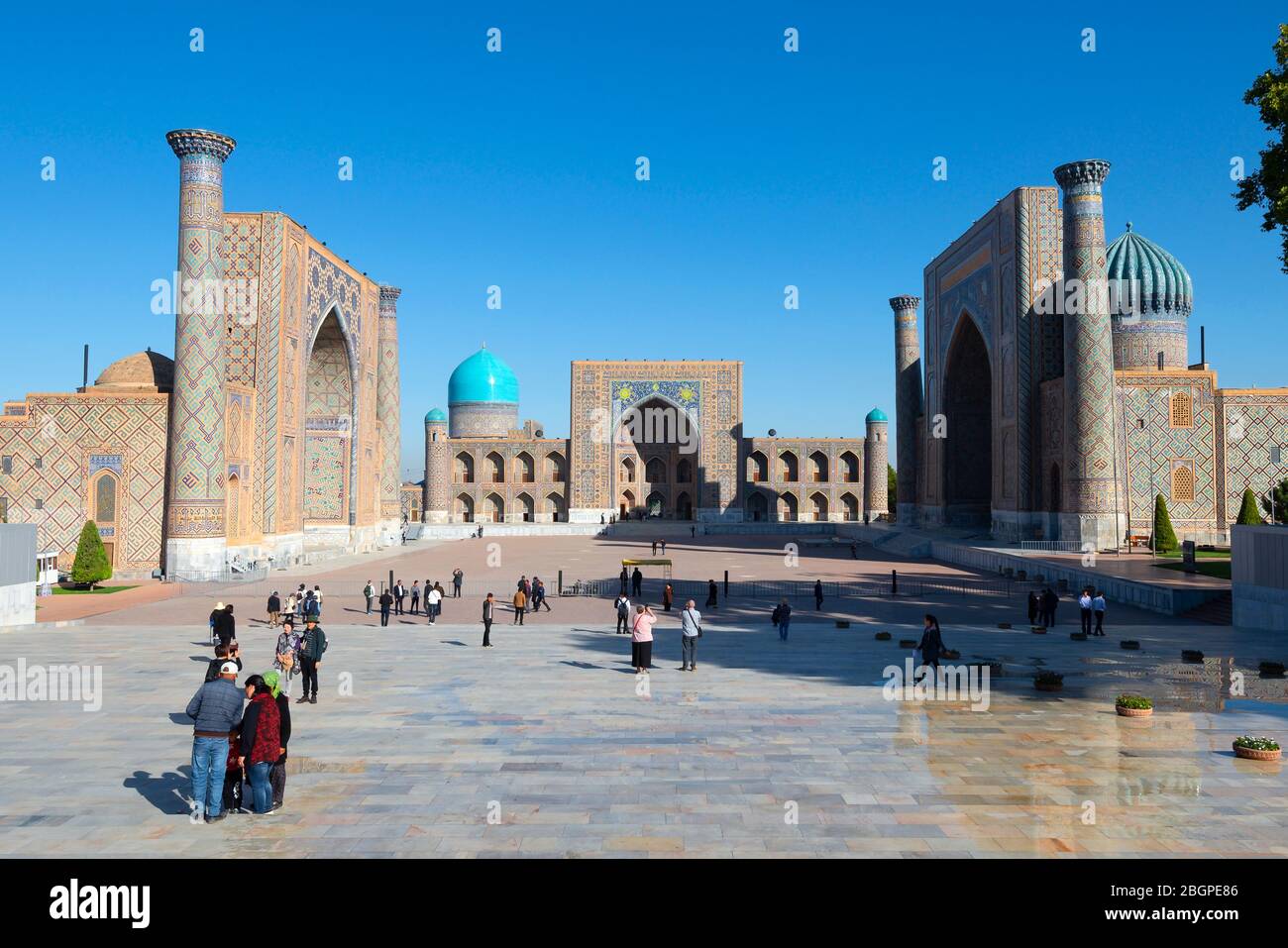 Le Registan à Samarkand, Ouzbékistan. Ville ancienne pendant la dynastie des Timuridés. Trois madrasahs visibles : Ulugh Beg, Sher Dor et Tilya-Kori Madrasah. Banque D'Images
