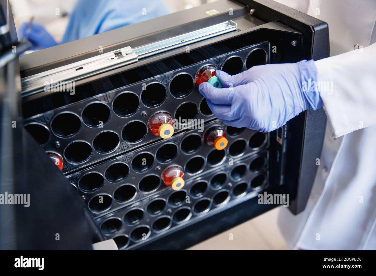 Chromatographe en phase gazeuse - spectromètre de masse avec flacons en laboratoire avec tube à essai. Concept de contrôle de la qualité des aliments de laboratoire Banque D'Images