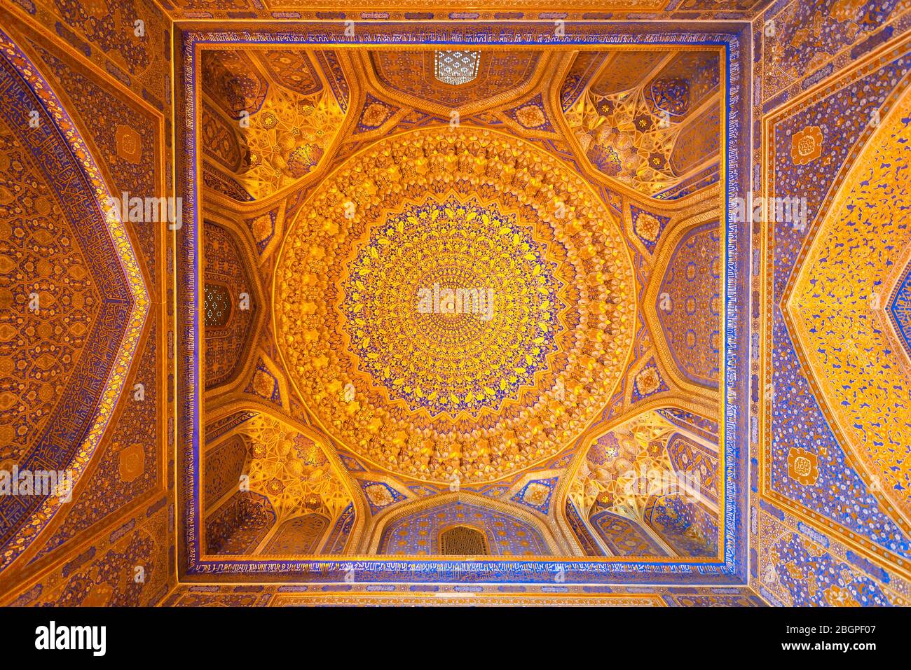 Intérieur de la mosquée de Tilya Kori Madrasah et de la place du Registan à Samarkand, Ouzbékistan. Décoration géométrique d'or appliquée par la méthode de kyndal Banque D'Images