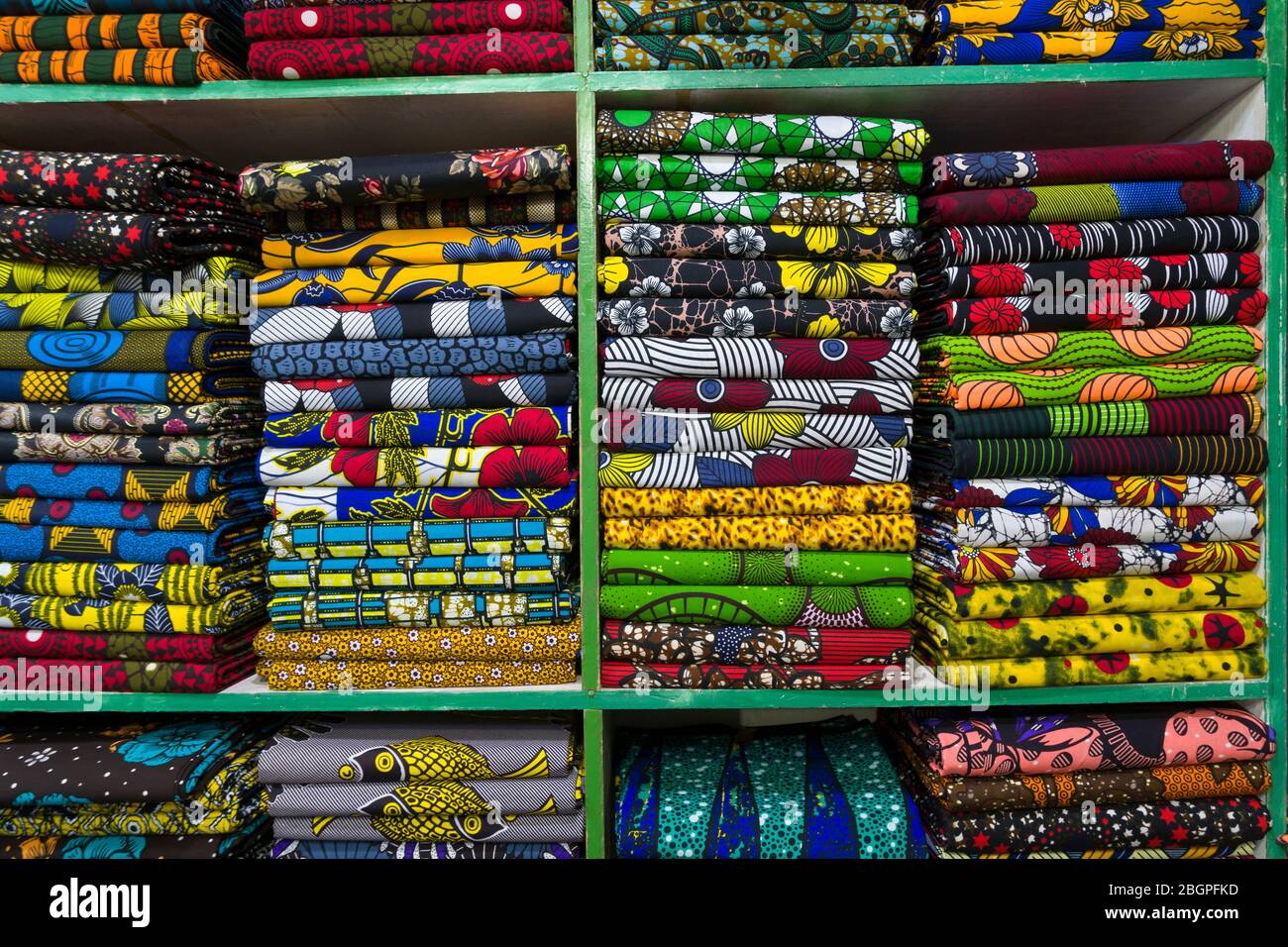 La boutique de tissus africains traditionnels présente une large gamme