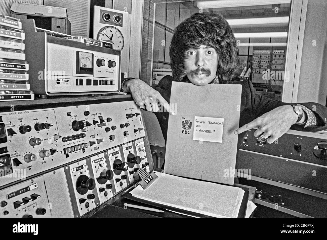 BBC DJ 'The Baron' à radio Manchester dans les premiers jours de la station. Le Baron a également fait un spectacle "le Baron en grand" à la radio 1 samedi midi. Banque D'Images
