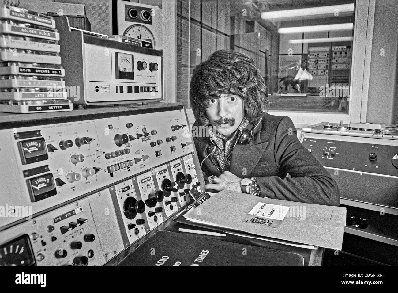 BBC DJ 'The Baron' à radio Manchester dans les premiers jours de la station. Le Baron a également fait un spectacle "le Baron en grand" à la radio 1 samedi midi. Banque D'Images