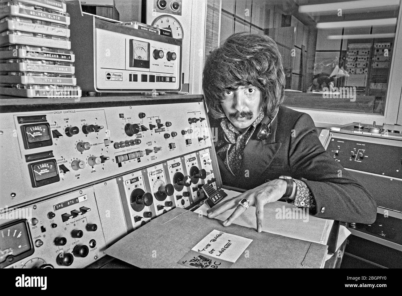 BBC DJ 'The Baron' à radio Manchester dans les premiers jours de la station. Le Baron a également fait un spectacle "le Baron en grand" à la radio 1 samedi midi. Banque D'Images