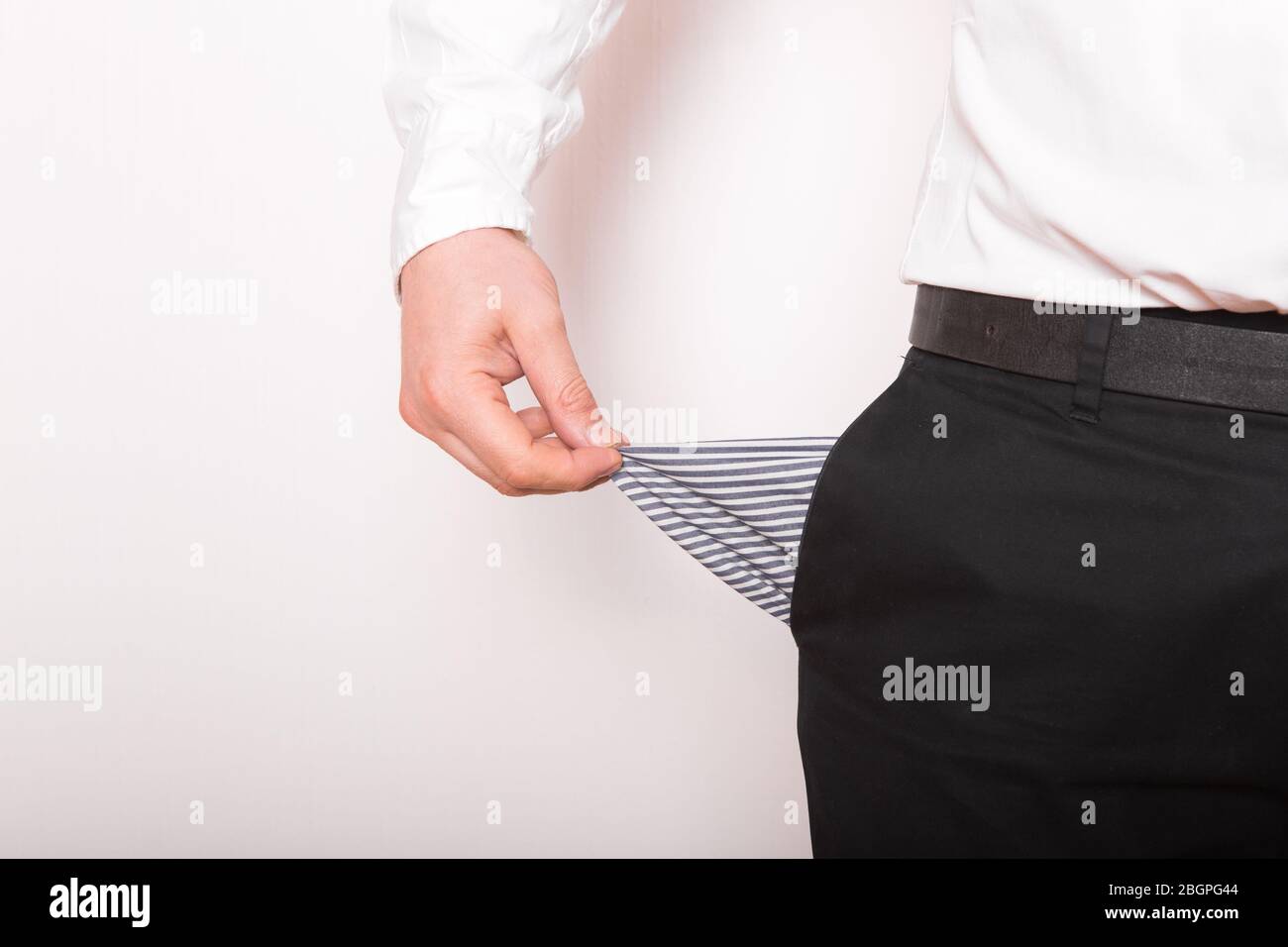 Poche vide dans les mains de l'homme. Cassé, concept de faillite. Banque D'Images