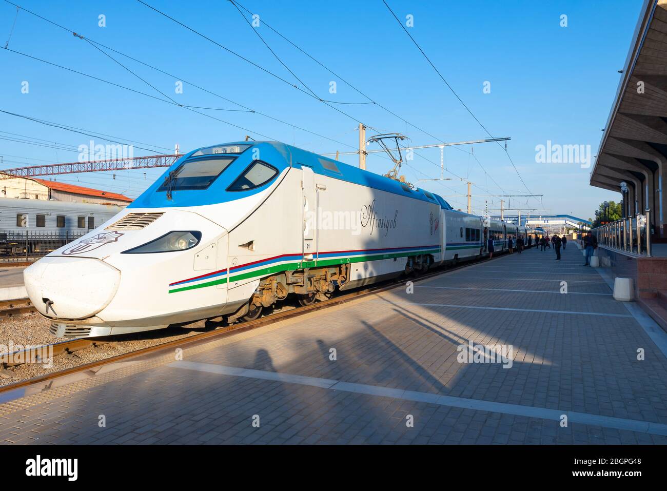 Train à grande vitesse Afrosiab (Afrosiyob) à la gare de Samarkand (Vokzal) en Ouzbékistan. Train moderne espagnol RENFE classe 130 des chemins de fer d'Ouzbékistan. Banque D'Images