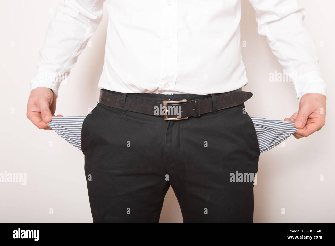 Poche vide dans les mains de l'homme. Cassé, concept de faillite. Banque D'Images