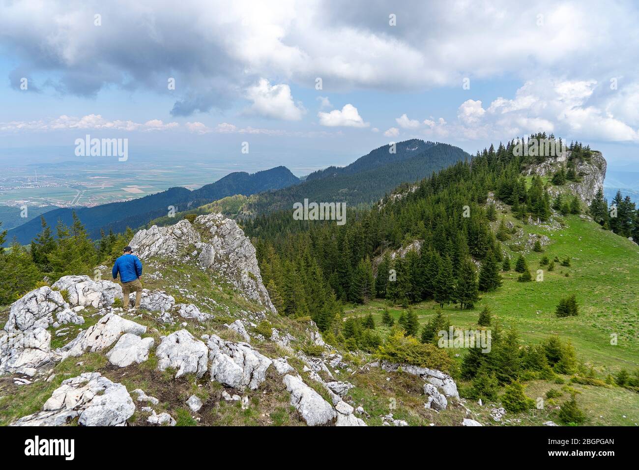 Randonnée dans les magnifiques montagnes de Carpates de Roumanie Banque D'Images