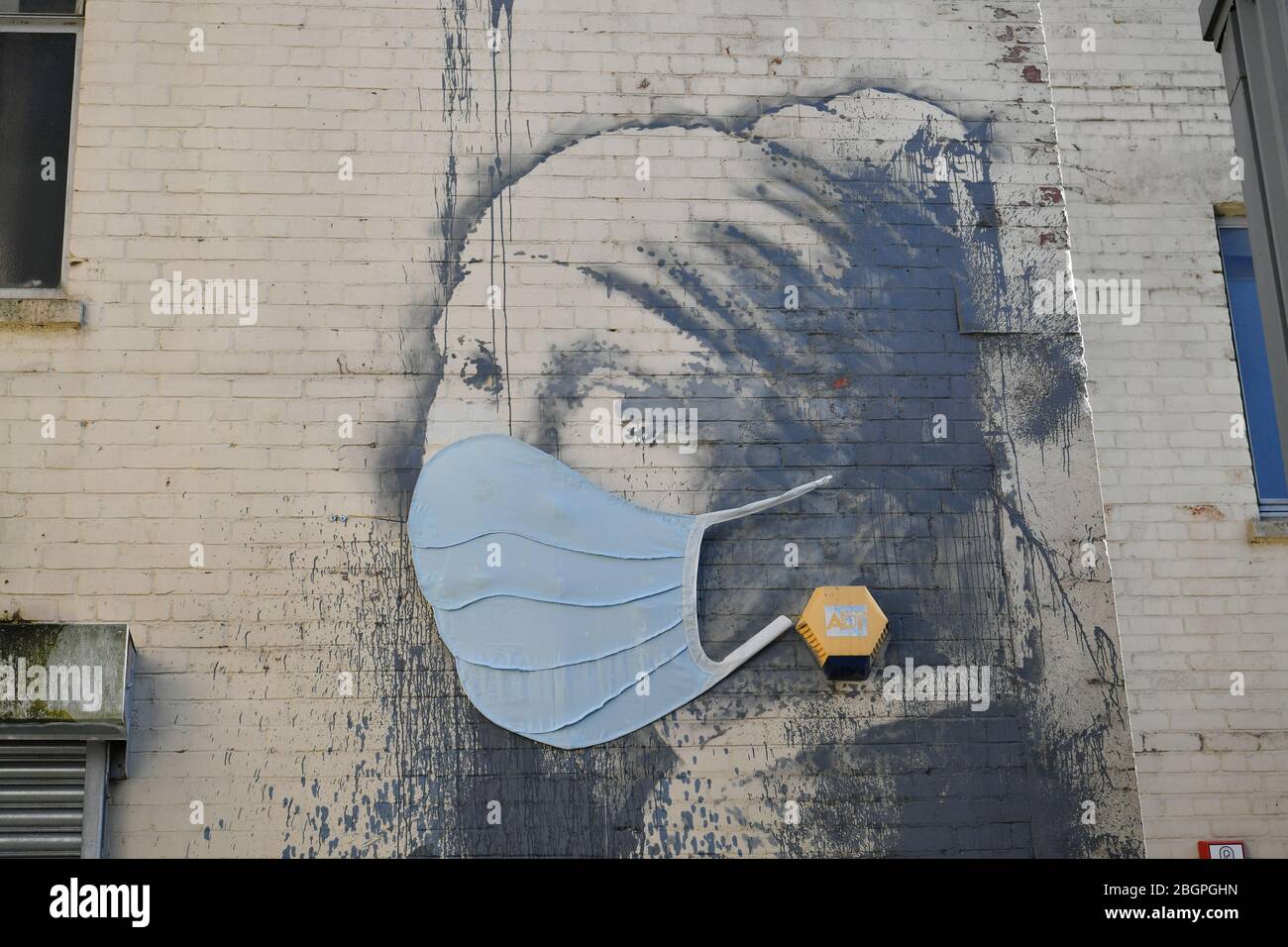 La petite fille de Banksy, dotée d'une fresque de tympan, a reçu un masque facial en signe de pandémie de coronavirus, à Hanovre place à Bristol, tandis que le Royaume-Uni continue de se maintenir pour aider à freiner la propagation du coronavirus. Banque D'Images