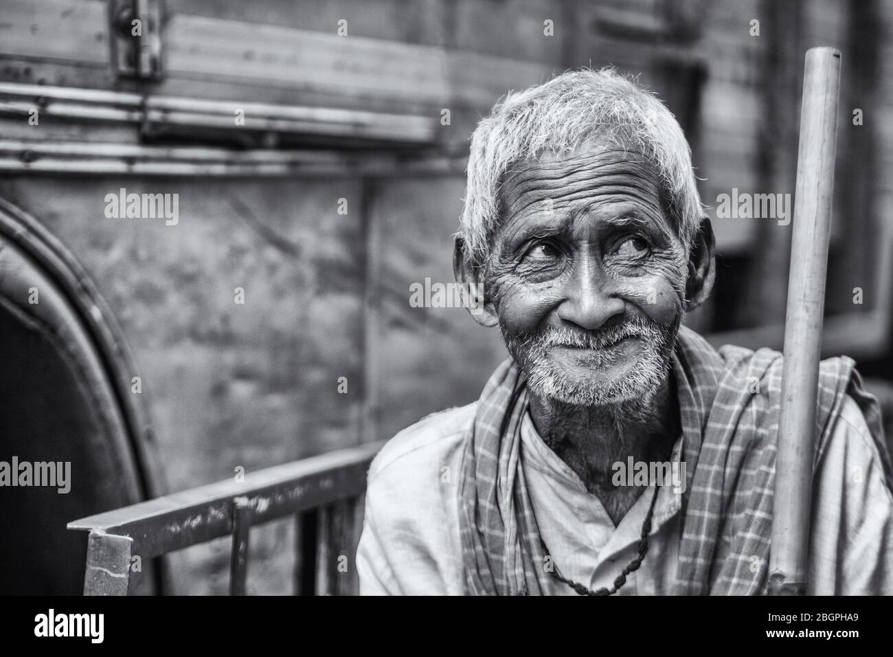 Vieil homme assis en voiturette dans la rue Kolkata Banque D'Images