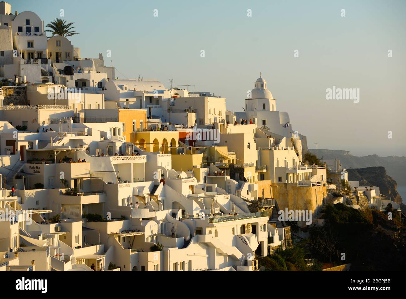 Coucher de soleil sur les maisons lavées de blanc à Fira, Stantorini. Grèce Banque D'Images