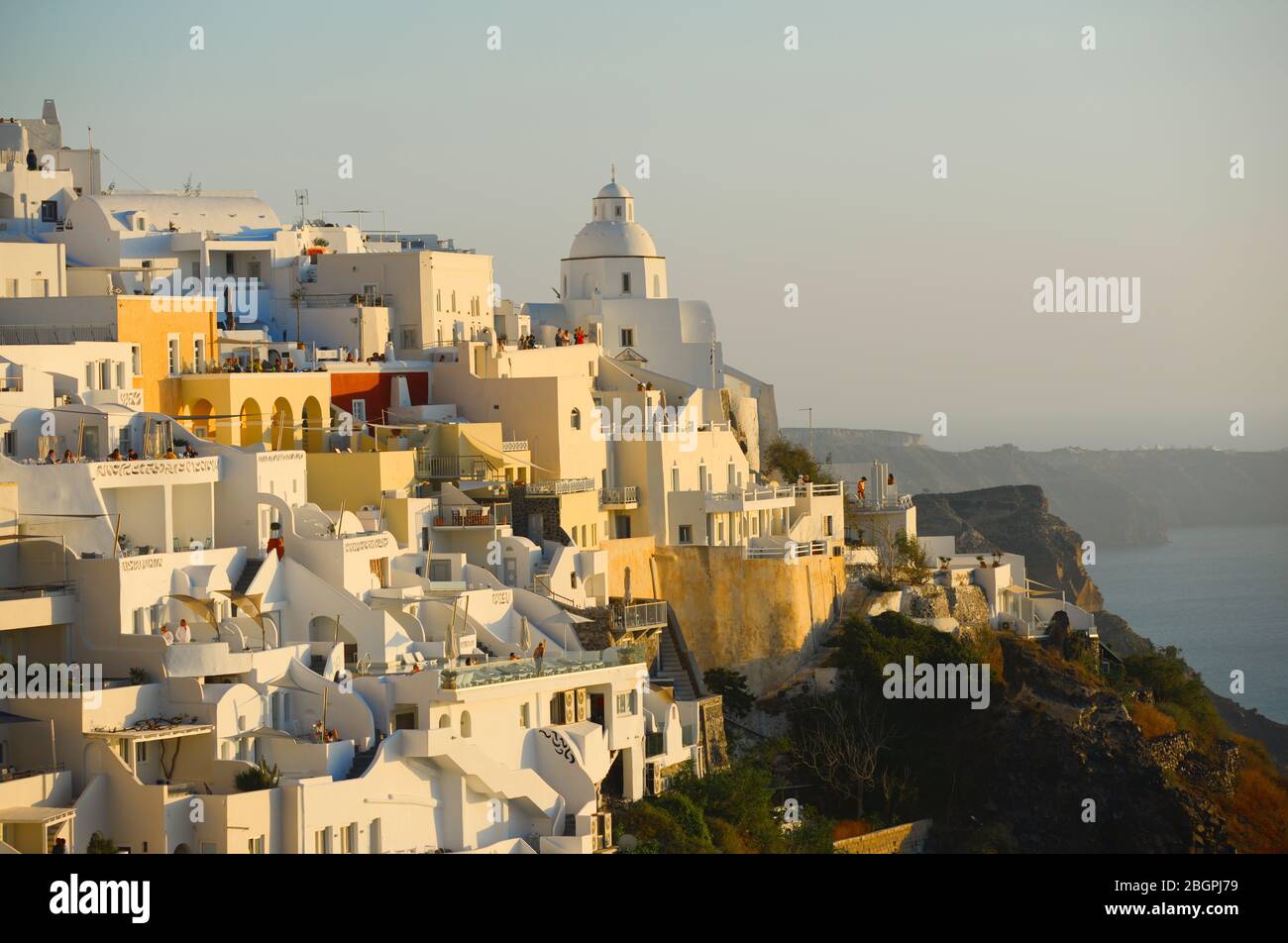 Coucher de soleil sur les maisons lavées de blanc à Fira, Stantorini. Grèce Banque D'Images