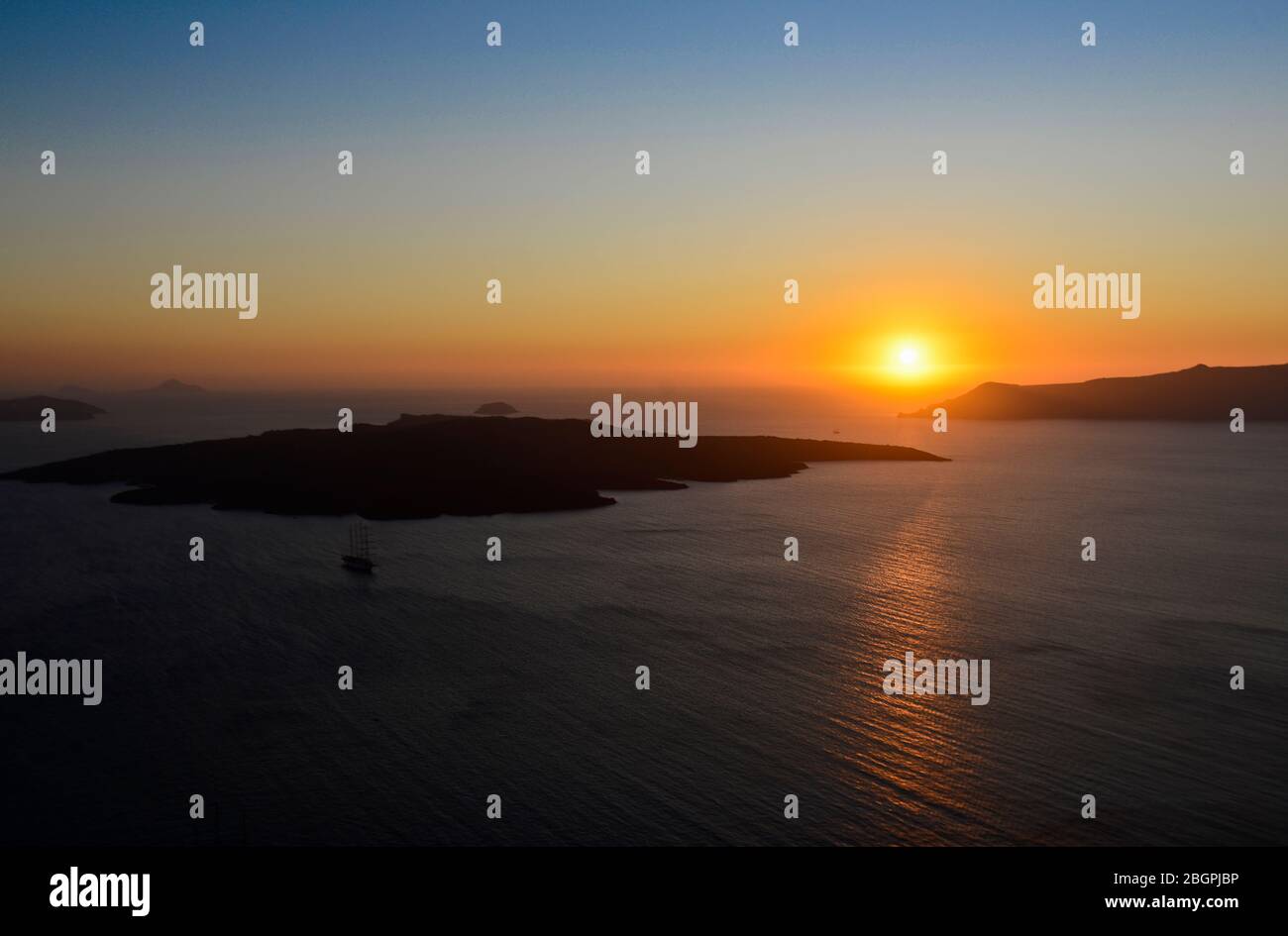 Stantorini : coucher de soleil sur l'île Nea Kameni. Vue de Fira. Grèce Banque D'Images