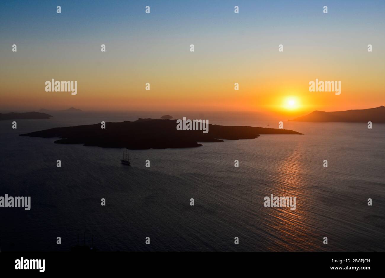 Stantorini : coucher de soleil sur l'île Nea Kameni. Vue de Fira. Grèce Banque D'Images