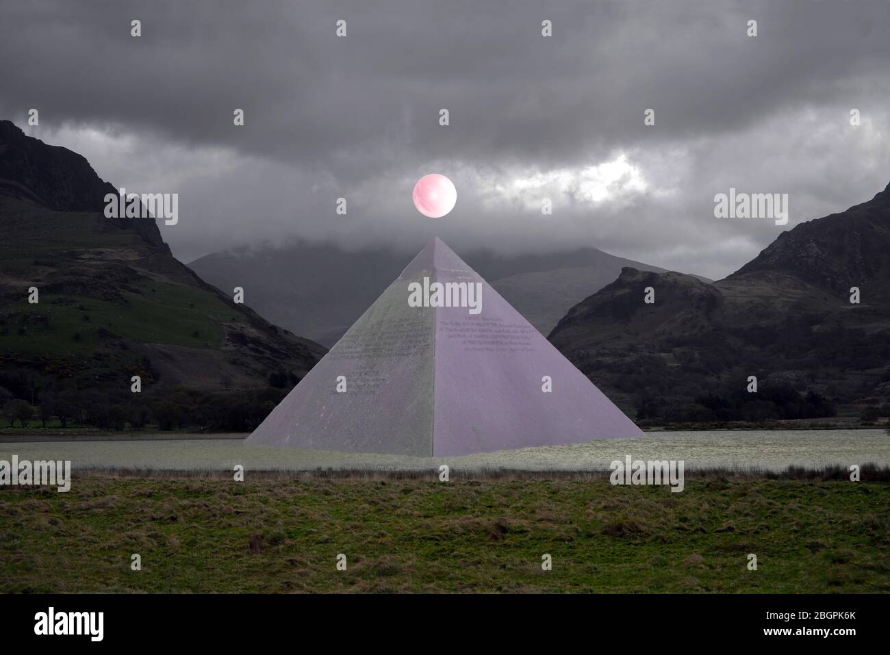 Cette scène de pyramide extraterrestre a été créée en utilisant le fond de la vallée de Nantlle à Snowdonia et une pierre commémorative en forme de pyramide. Banque D'Images