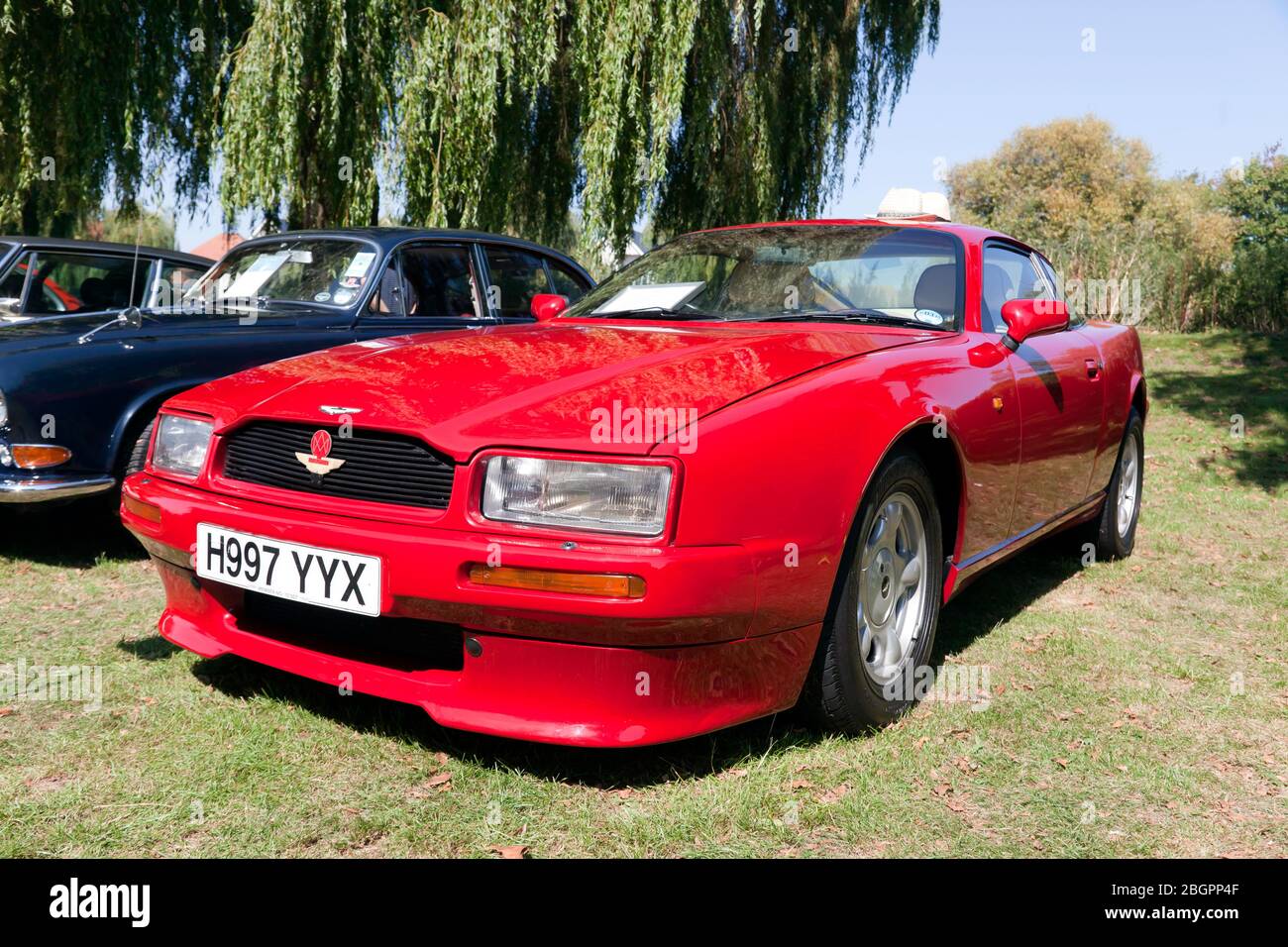 Vue avant sur trois quarts d'un Red, 1990, Aston Martin Virage exposé au Quay, pendant le festival Sandwich de 2019 Banque D'Images