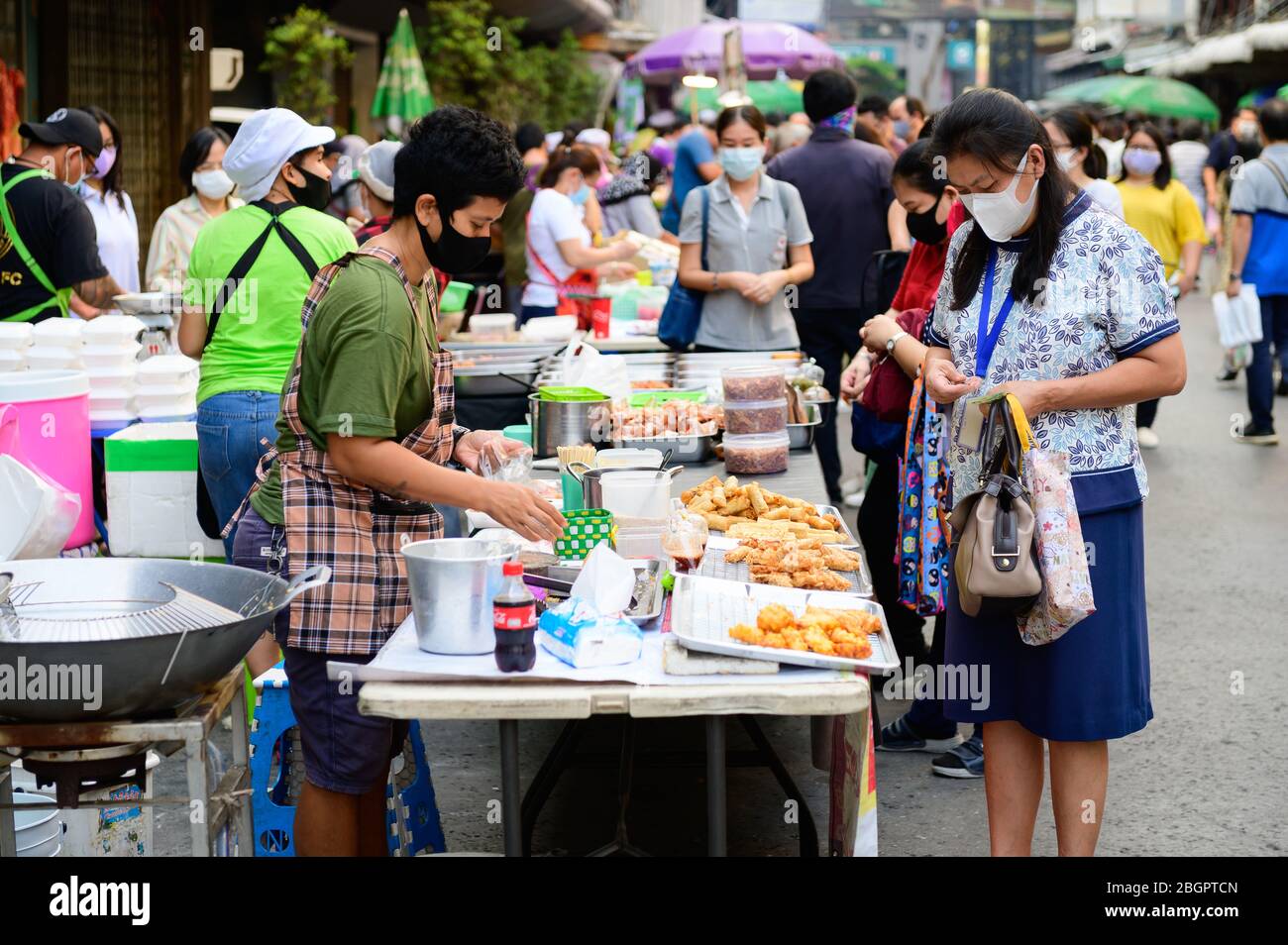 Les thaïlandais achètent de la nourriture pendant le verrouillage en raison de l'épidémie de virus Covid 19 Banque D'Images
