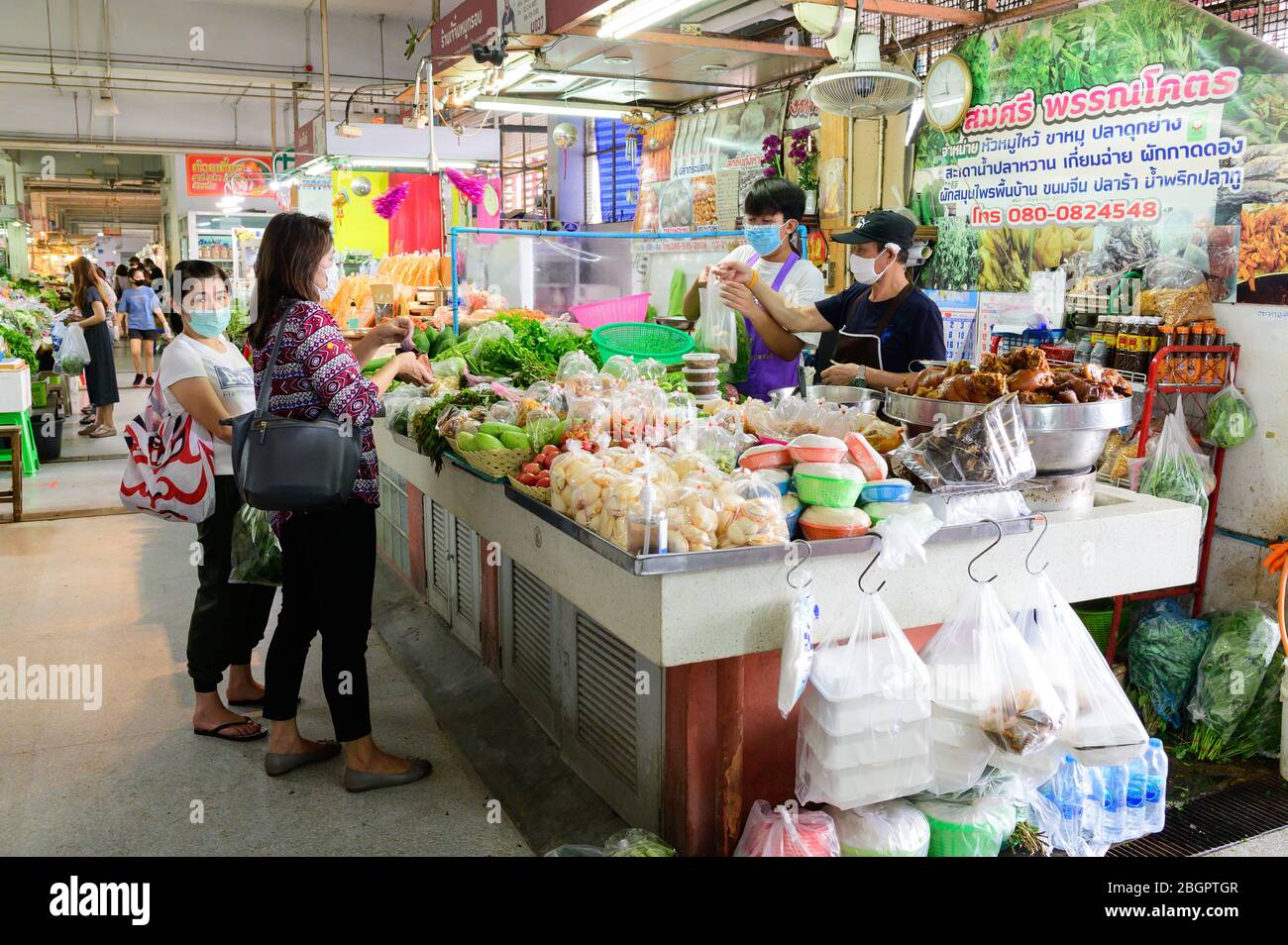 Les thaïlandais achètent de la nourriture sur le marché pendant le verrouillage en raison de l'épidémie de virus Covid 19 Banque D'Images