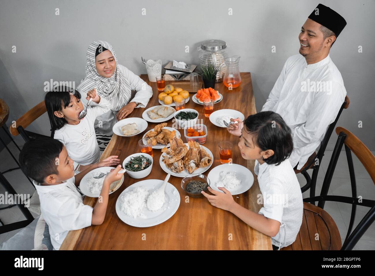 dîner à l'iftar le ramadan. la famille asiatique musulmane a brisé le jeûne Banque D'Images