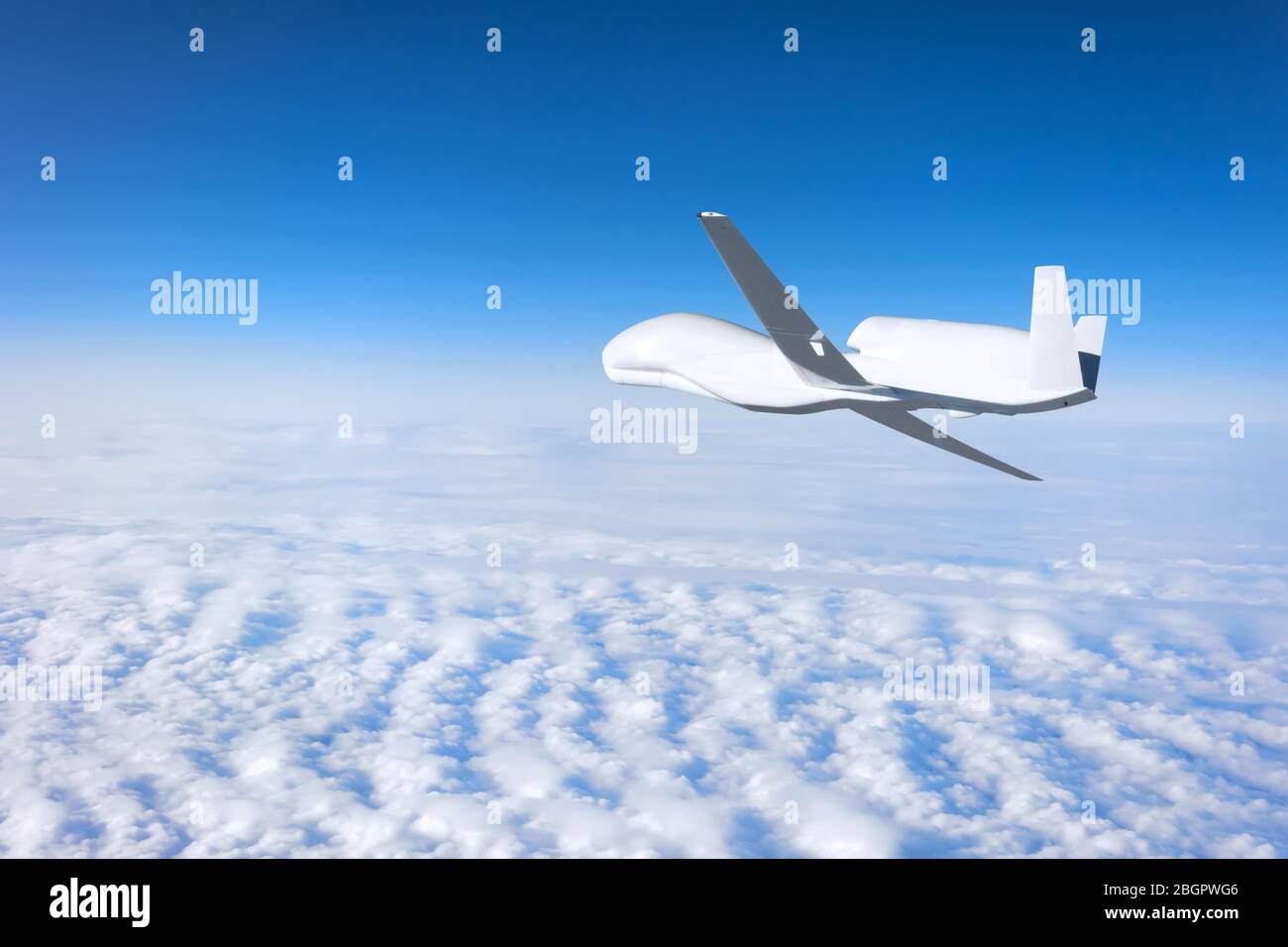 Véhicule aérien sans pilote volant haut dans le ciel au-dessus des nuages, mission Banque D'Images