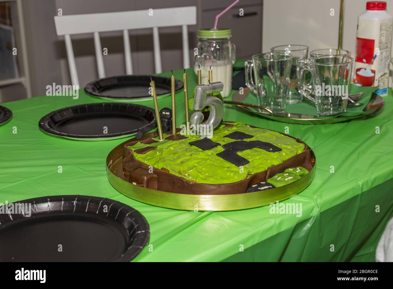 Vue Rapprochee Du Theme De Minecraft Pour Une Fete D Anniversaire De 5 Ans Plaques Noires Et Gateau Fait A La Main Sur Fond De Toile De Table Verte Photo Stock Alamy