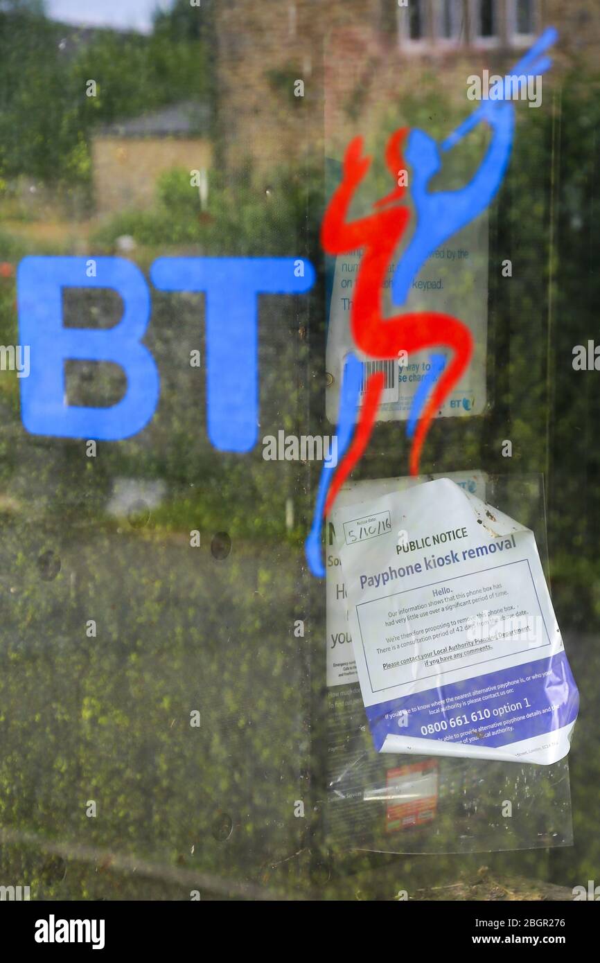 Un avis de suppression de kiosque téléphonique téléphonique téléphonique téléphonique téléphonique de BT ou de British Telecommunications informant le public que la boîte téléphonique sera retirée, Somerset, Angleterre Banque D'Images