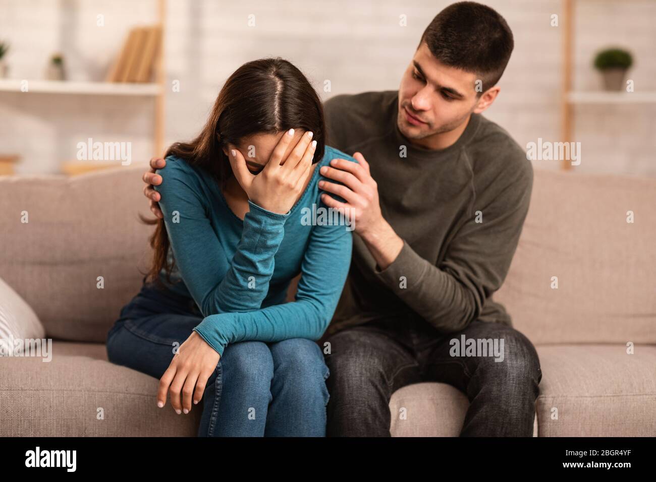 L'homme réconforte et console son triste ami en deuil Photo Stock - Alamy