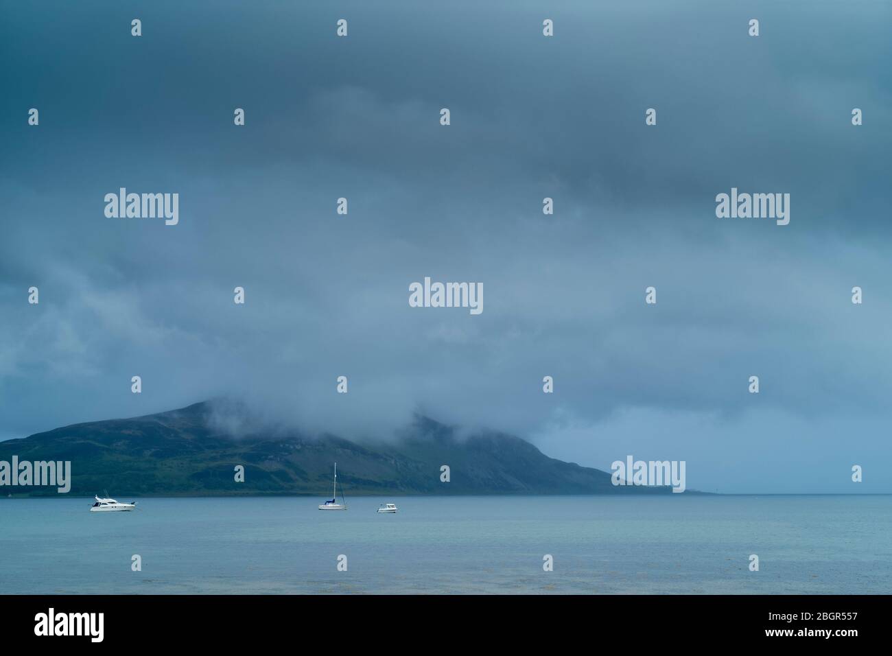 Scène gris Misty - bateaux de plaisance, yachts et croiseurs amarrés dans la baie de Laflash sur l'île d'Arran, Ecosse Banque D'Images