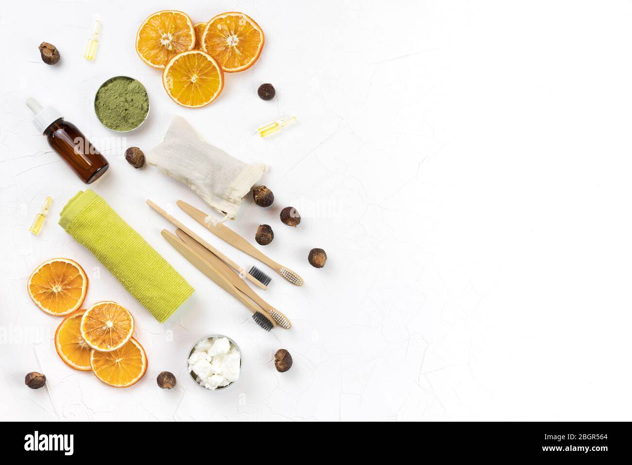 Kit d'auto-soin pour le corps et le visage. Noix de savon, orange, huile de coco, poudre de spiruline. Concept bricolage éco-cosmétiques naturels, masques, gommages, spa à la maison. Zéro wa Banque D'Images Kit d'auto-soin pour le corps et le visage. Noix de savon, orange, huile de coco, poudre de spiruline. Concept bricolage éco-cosmétiques naturels, masques, gommages, spa à la maison. Zéro wa Banque D'Images