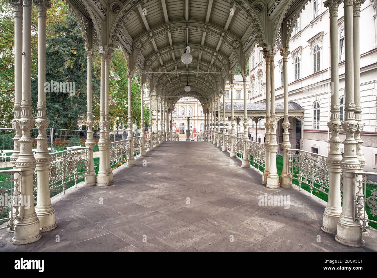 Karlovy Vary, République Tchèque - 30 octobre 2019: Vue sur la colonnade du jardin (source d'eau minérale) à Karlovy Vary la ville THERMALE la plus célèbre de TH Banque D'Images