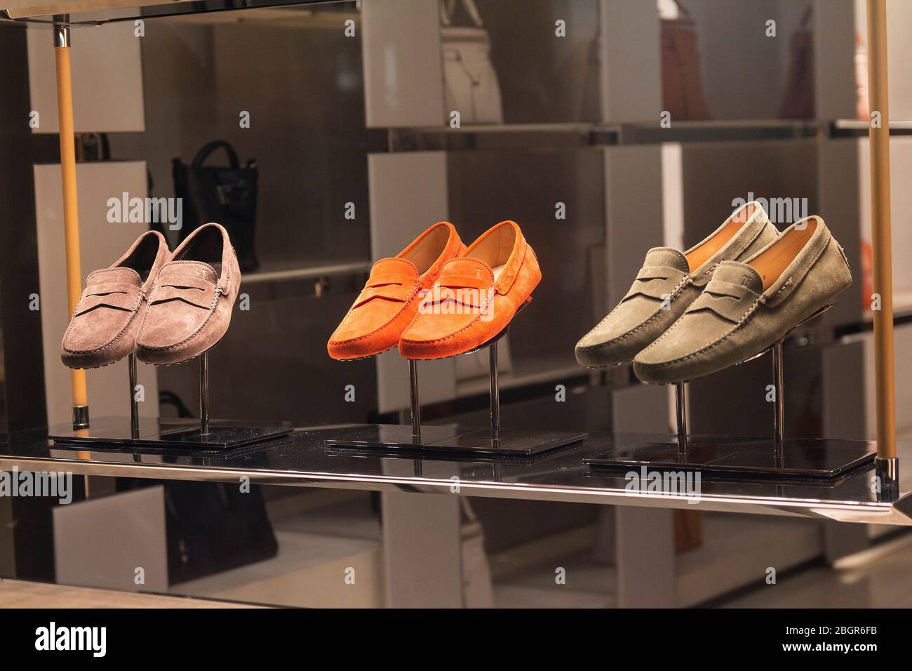 Chaussures pour Homme de style classique dans une vitrine de magasin.  Chaussures Photo Stock - Alamy