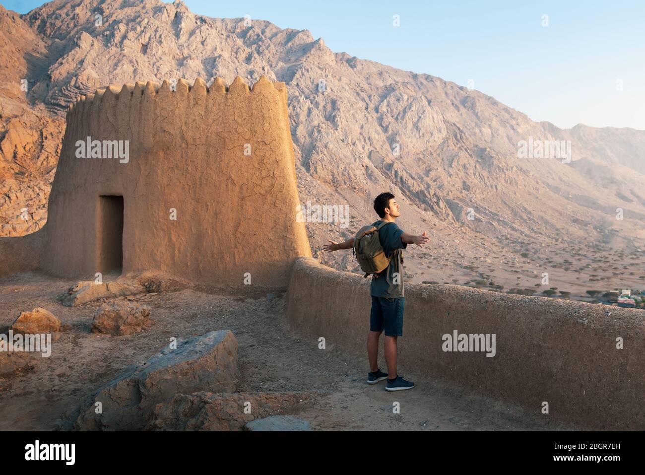 Partez à la découverte du fort de Dhayah dans le nord de Ras Al Khaimah, aux Émirats arabes Unis, et profitez de la vue sur le coucher du soleil Banque D'Images