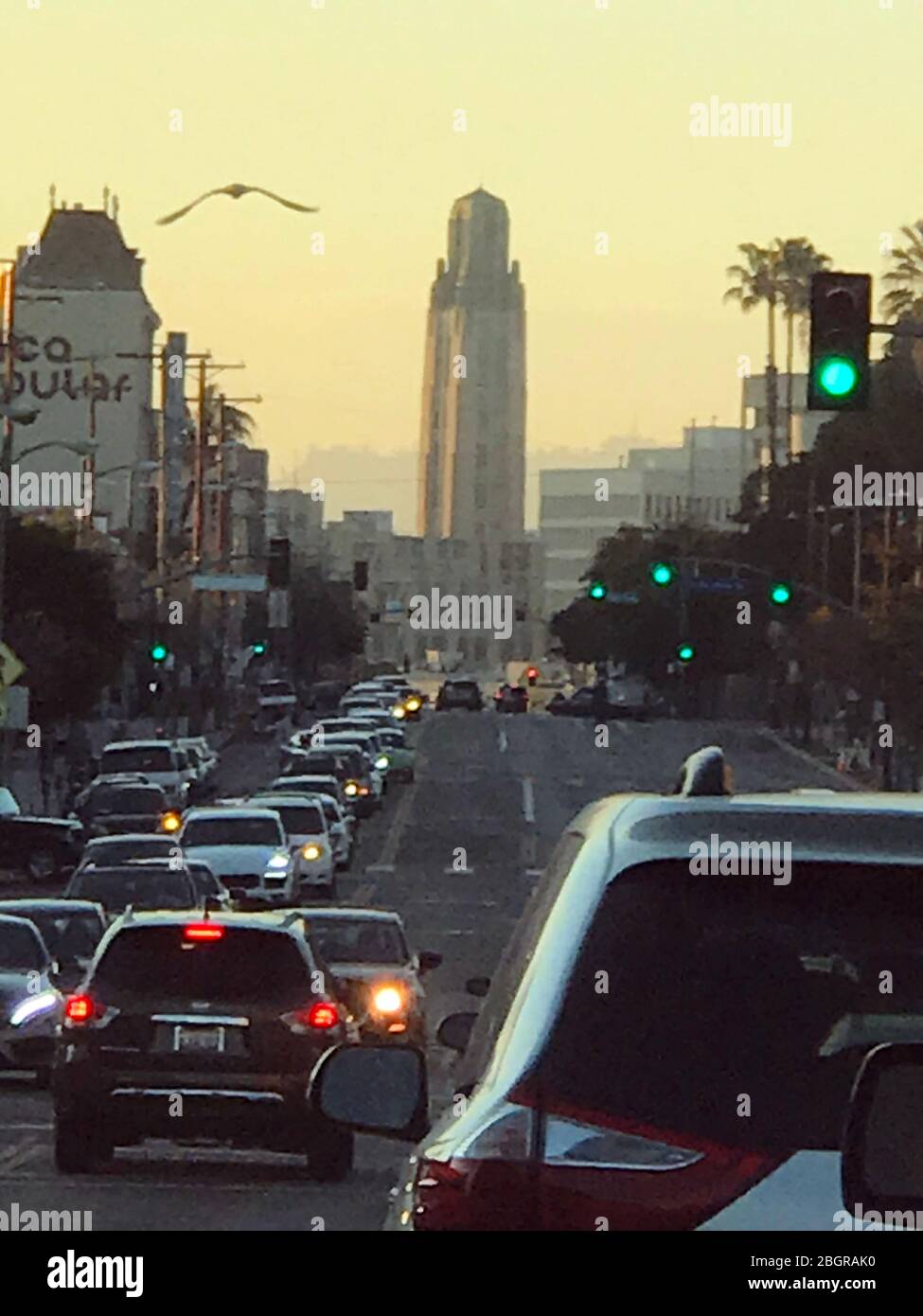 Tour art déco du Wilshire à distance de voiture en voiture sur la 8ème rue de Los Angeles, CA Banque D'Images