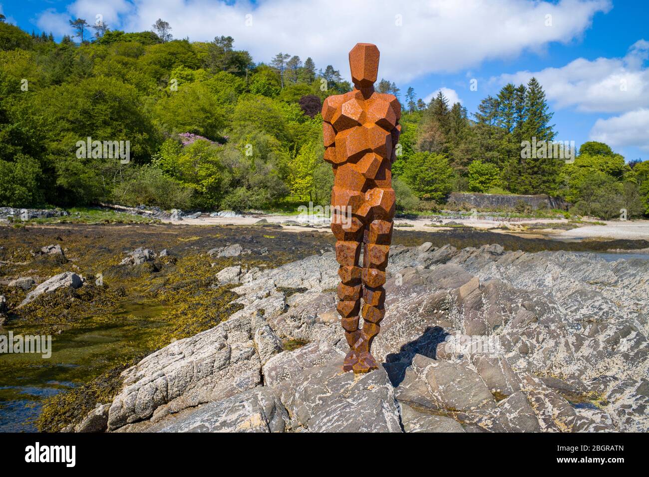 Antony Gormley sculpture POIGNÉE d'une forme humaine abstraite donnant sur la baie de Saddell, le son de Kilbrannan à Arran, à Kintyre, en Écosse Banque D'Images