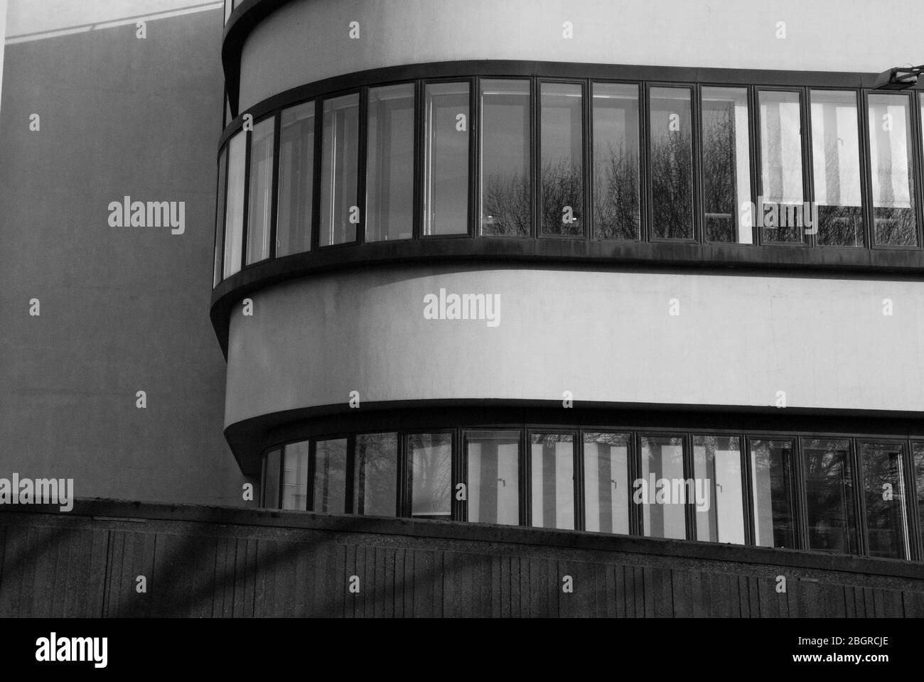 Architecture moderniste le bâtiment Battleship ancien dépôt d'entretien pour British Rail, 179 Harrow Road, Londres W2 par AHMM Bicknell & Hamilton Banque D'Images
