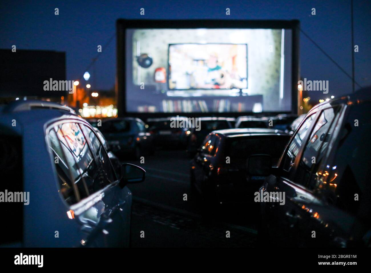 Chemnitz, Allemagne. 22 avril 2020. Les visiteurs peuvent regarder « The Kangaroo Chronicles » au cinéma de drive-in de Chemnitz. Pour la première fois depuis le début des restrictions de contact il y a un cinéma dans la ville. Jusqu'à 230 véhicules peuvent se garer sur la place devant l'écran de 200 mètres carrés ou le mur LED de 50 mètres carrés. Jusqu'au 25 juin, un film pour enfants et familles sera réalisé tous les jours à 17 h et le programme du soir à 20 h. Les vendredis et samedis, un film de minuit sera réalisé à partir de 23 heures. Crédit: Jan Woitas/dpa-Zentralbild/dpa/Alay Live News Banque D'Images