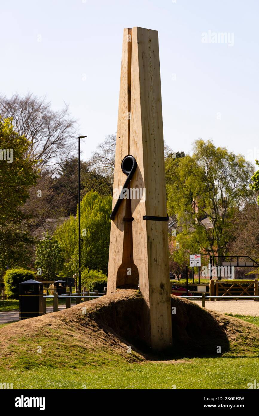 Sculpture géante en bois sur les vêtements dans le parc Queen Elizabeth, Grantham, Lincolnshire, Angleterre. Avril 2020 Banque D'Images