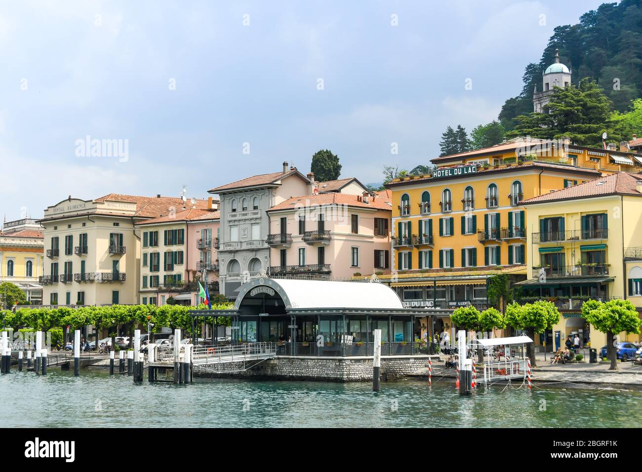 BELLAGIO, LAC DE CÔME, ITALIE - JUIN 2019: Le bord du lac et le quai de débarquement en ferry à Bellagio sur le lac de Côme. Banque D'Images